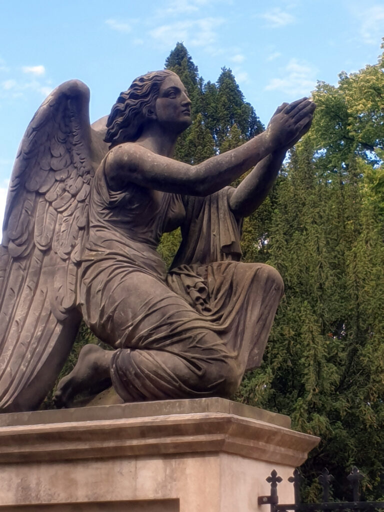 Schlosspark, klassizistischer Engel