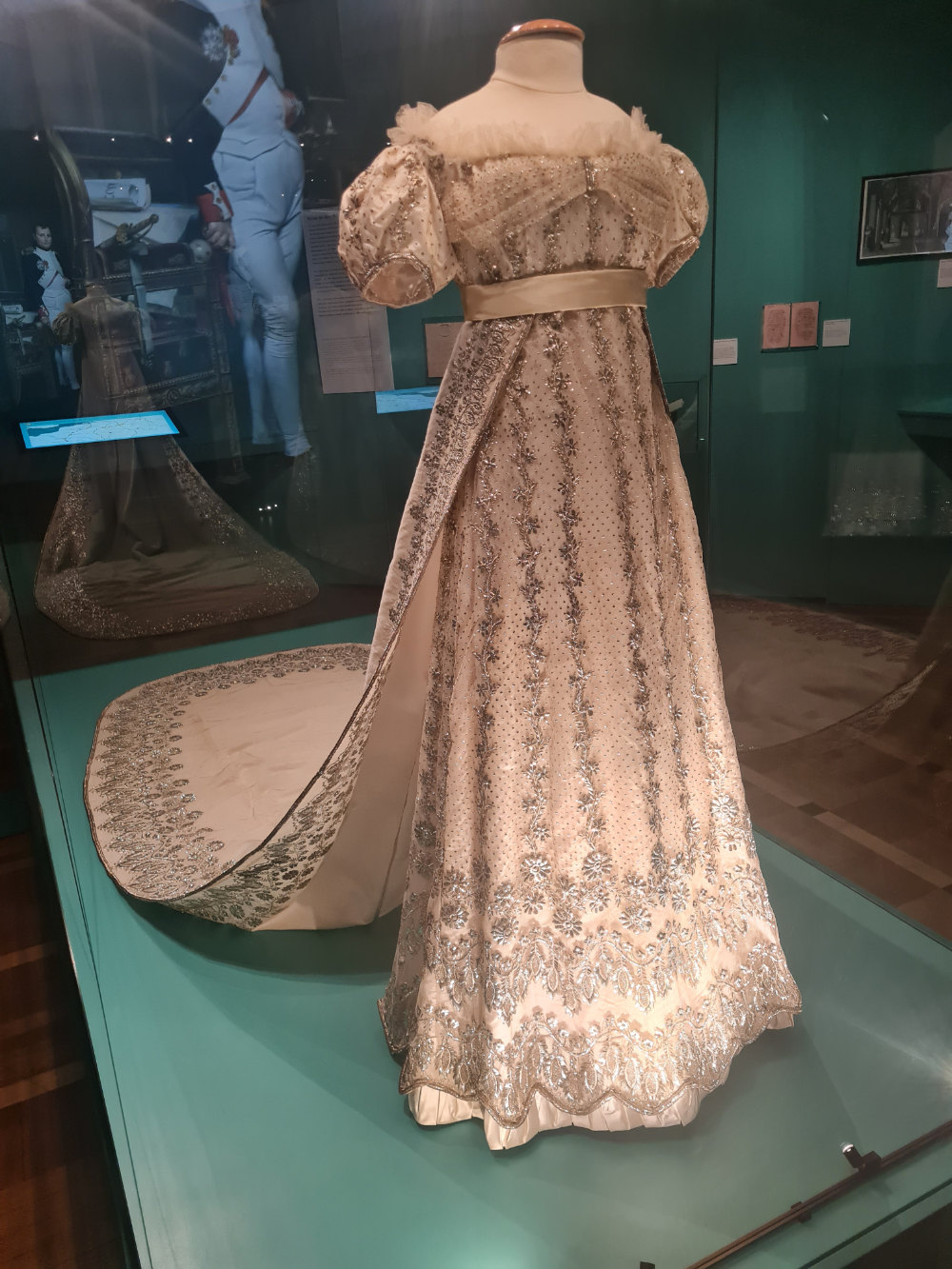 Höfische Robe, getragen von Fürstin Pauline, als sie in Paris ihr kleines Fürstentum vor dem Zugriff Napoleons rettete