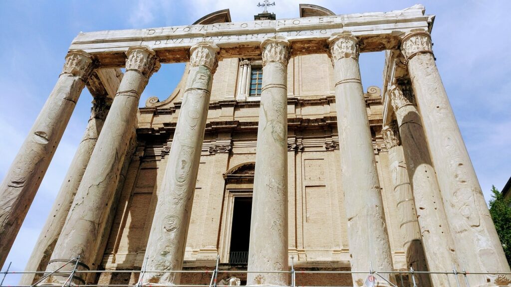 Christentum okkupiert römisches Staatsheiligtum. Tempel des Antoninus Pius und der Faustina auf dem Forum Romanum. Foto chhuti0
