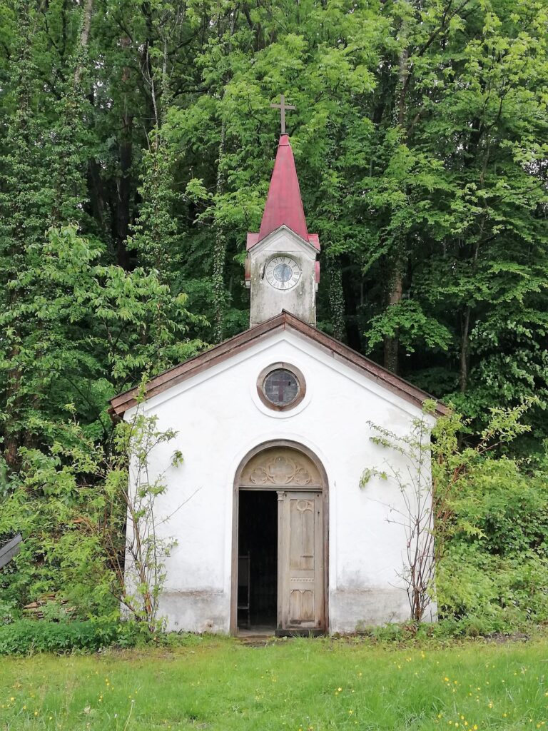 Hoffentlich steht die Tür noch einige Zeit nicht allein für Besichtigungen offen. Kapelle im Irgendwo. Foto ReinhardThrainer