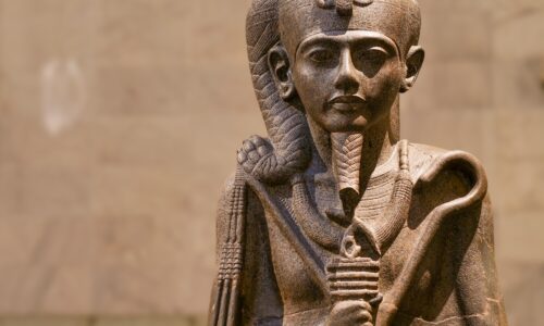 Der Mondgott Chons mit den Gesichtszügen des jugendlichen Tutanchamun